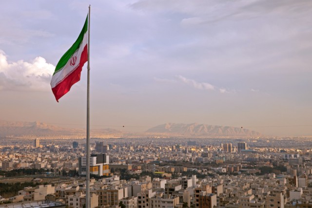 إيران تفتتح أول مرفأ نفطي لها على خليج عُمان لتفادي مضيق هرمز