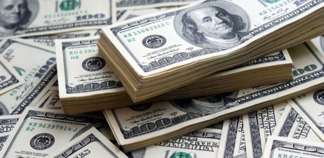 تلويح المركزي الأميركي بخفض أسعار الفائدة يدفع الدولار للتراجع