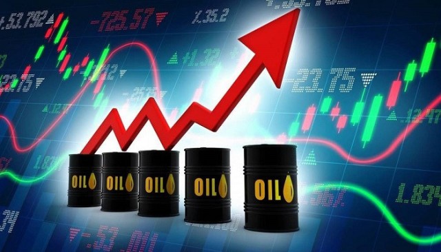 أسعار النفط توسع مكاسبها الصباحية بسبب تقلبات الجو بالولايات المتحدة