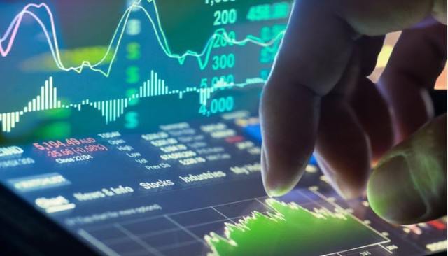 السوق السعودي يرفع تعليق تداول أسهم "الأهلي التجاري" و"سامبا"