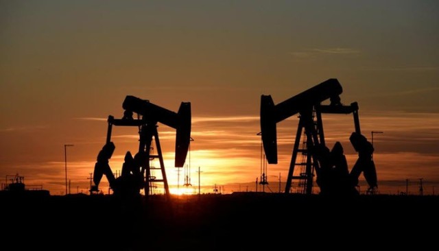 US crude oil inventories are rising weekly amid a drop in gasoline
