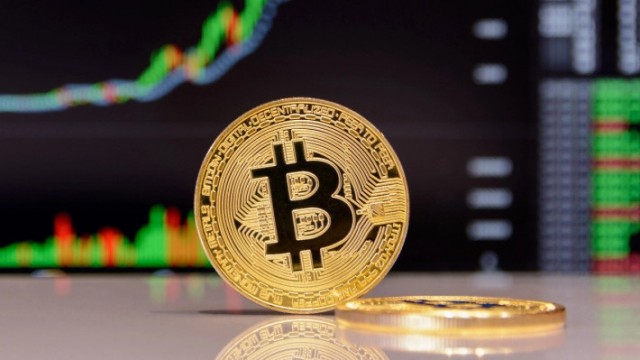 "بيتكوين" تحقق أكبر مكاسب لها منذ 8 فبراير