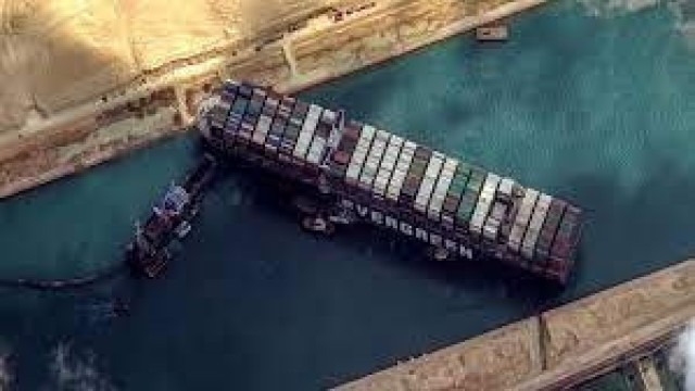 اتفاق مبدئي مع هيئة قناة السويس للإفراج عن "إيفر غيفن" 