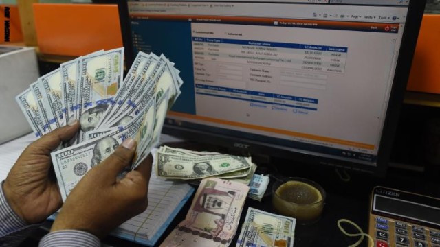 تحويلات المقيمين بالسعودية تتراجع 10% بنهاية أكتوبر