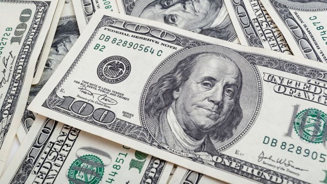 الدولار يقترب من أعلى مستوى منذ أوائل أبريل