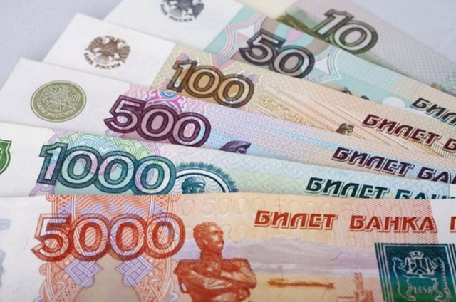 Russia's currency falls to its lowest level in 4 years against the euro