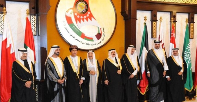 القمة الخليجية تدعو إلى وحدة مالية ونقدية