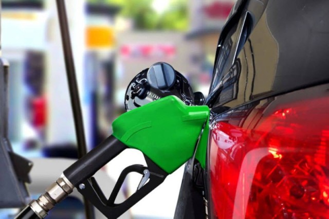 الإمارات تستقبل 2023 بتخفيض أسعار الوقود