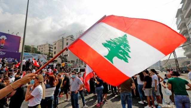 لبنان تواصل إغلاق البنوك وتمنع خروج الدولارات