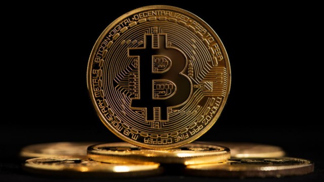 Bitcoin drops and loses 2.75% of its value