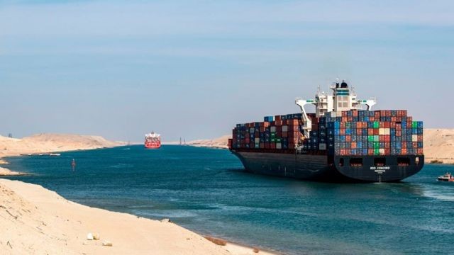 مصر تعلق الملاحة مؤقتاً في قناة السويس