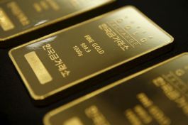 الذهب يرتفع مستغلاً ضعف الدولار.. ومستوى 3,000 دولار بات في متناول اليد