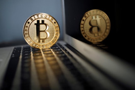 Bitcoin struggles to hold 4400