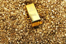 تراجع الذهب عن أعلى مستوى في عام