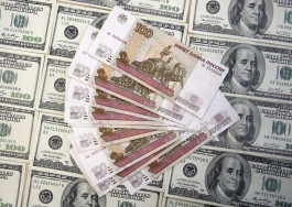 الروبل ينخفض لأكثر من 100 مقابل الدولار والكرملين يرجع السبب للتيسير النقدي