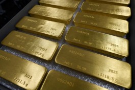 سعر الذهب يحلق فوق 4500 دولار مدفوعاً بتوترات فنزويلا ورهانات الفائدة