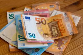 اليورو يتحرك فى المنطقة الإيجابية فى مستهل تعاملات الأسبوع
