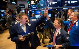 استقرار العقود الآجلة للأسهم الأميركية بعد تراجع مؤشر S&P 500 وناسداك