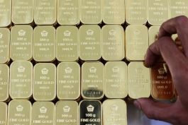 الذهب يأخذ استراحة قصيرة بعد الصعود القياسي ويتشبث بمستوى 4000 دولار