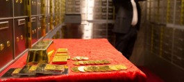Gold falls by about 1%... but the chance of rising to $5,500 remains.