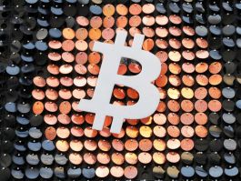 العملات الرقمية تعزز مكاسبها و"بيتكوين" تتداول أعلى 107 ألف دولار