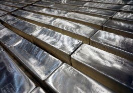 سعر الفضة يخترق 80 دولاراً في صعود قياسي بنهاية العام