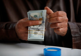 الدولار يحافظ على مكاسبه قبيل تصريحات رئيس الفدرالي الأميركي