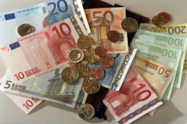اليورو يواصل الارتفاع مع تزايد فرص رفع الفائدة في أوروبا