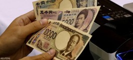 The yen is moving into positive territory ahead of the start of the Japanese monetary policy meeting.