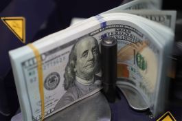 الدولار يرتفع عن أدنى مستوياته؛ واليورو مستقر قبل اجتماع البنك المركزي الأوروبي