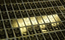 سعر الذهب قرب مستوياته القياسية مع تضارب توقعات الفائدة الأميركية