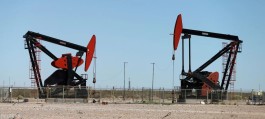 Oil falls amid strong dollar, anticipation of US election results