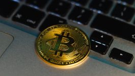 البيتكوين ترتد من جديد صوب مستوى مهم.. وفرص الصعود أو الهبوط متساوية!