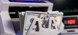 Dollar Weakens as Expectations of Big U.S. Rate Cut Grow