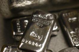 الفضة تلحق بالذهب وتبلغ مستوىً قياسيًا جديدًا مسجلة أكبر موجة ارتفاع منذ 15 عامًا