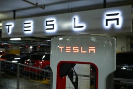 Tesla shares collapse 70%.. Analysts sound the alarm