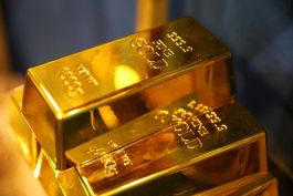 أسعار الذهب تتراجع وسط ترقّب بيانات أميركية هامة