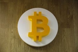 البتكوين يبتعد عن قمة 3 أشهر بضغط جني الأرباح