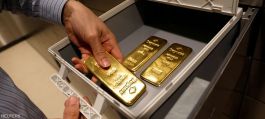 سعر الذهب يستقر قرب ذروته القياسية مع ترقب إشارات جديدة من الفيدرالي