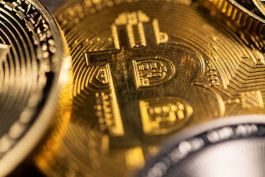 البيتكوين يستقر عند 114 ألف دولار وسط قلق من التعريفات