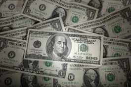 الدولار يرتفع من أدنى مستوياته في عدة أشهر والجنيه الإسترليني ينخفض بعد بيانات التضخم الضعيفة