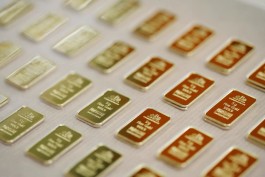 Gold falls on dollar strength amid interest rate outlook