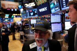 مكاسب أسبوعية في وول ستريت.. و"S&P500" عند مستوى قياسي جديد